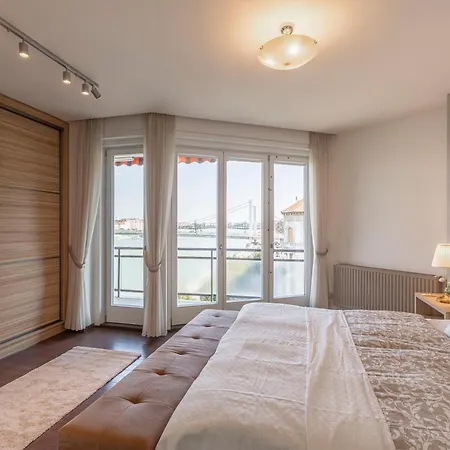 Luxury With A Beautiful View For The Danube River