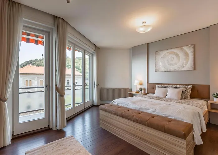 Luxury With A Beautiful View For The Danube River